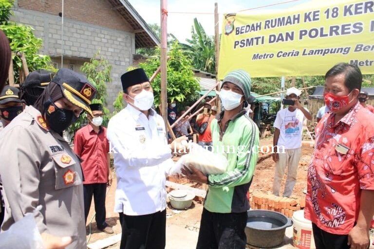Wahdi Letakkan Batu Pertama Dalam Giat Bedah Rumah