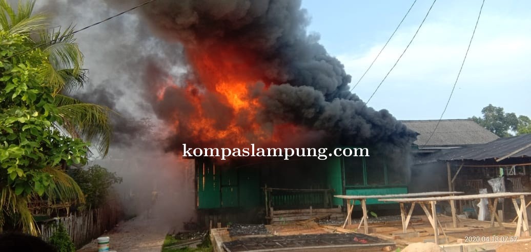 Rumah Milik Pasutri Desa Wiralaga II Mesuji Ludes Dilalap Si Jago Merah