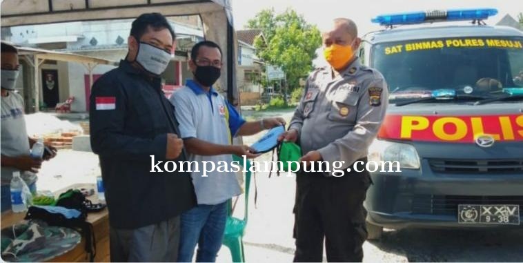 Dalam Rangka HUT Bawaslu Ke 12 Bawaslu Mesuji  Lakukan Bakti Sosial Berupa Bagi-Bagi Masker 