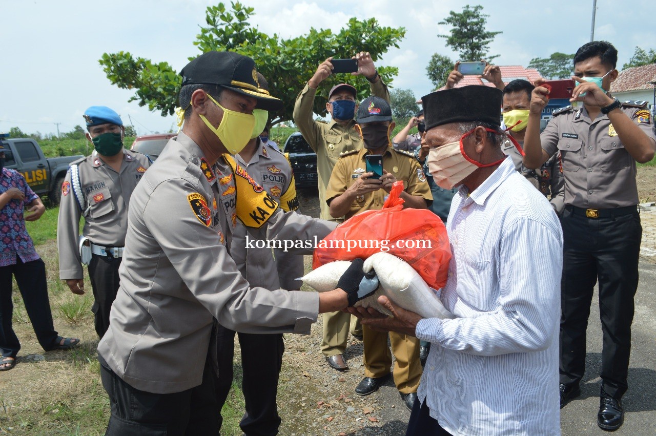 Polres Tulang Bawang Bagikan Ratusan Paket Sembako Ke 10 Kampung Yang Terima Bantuan