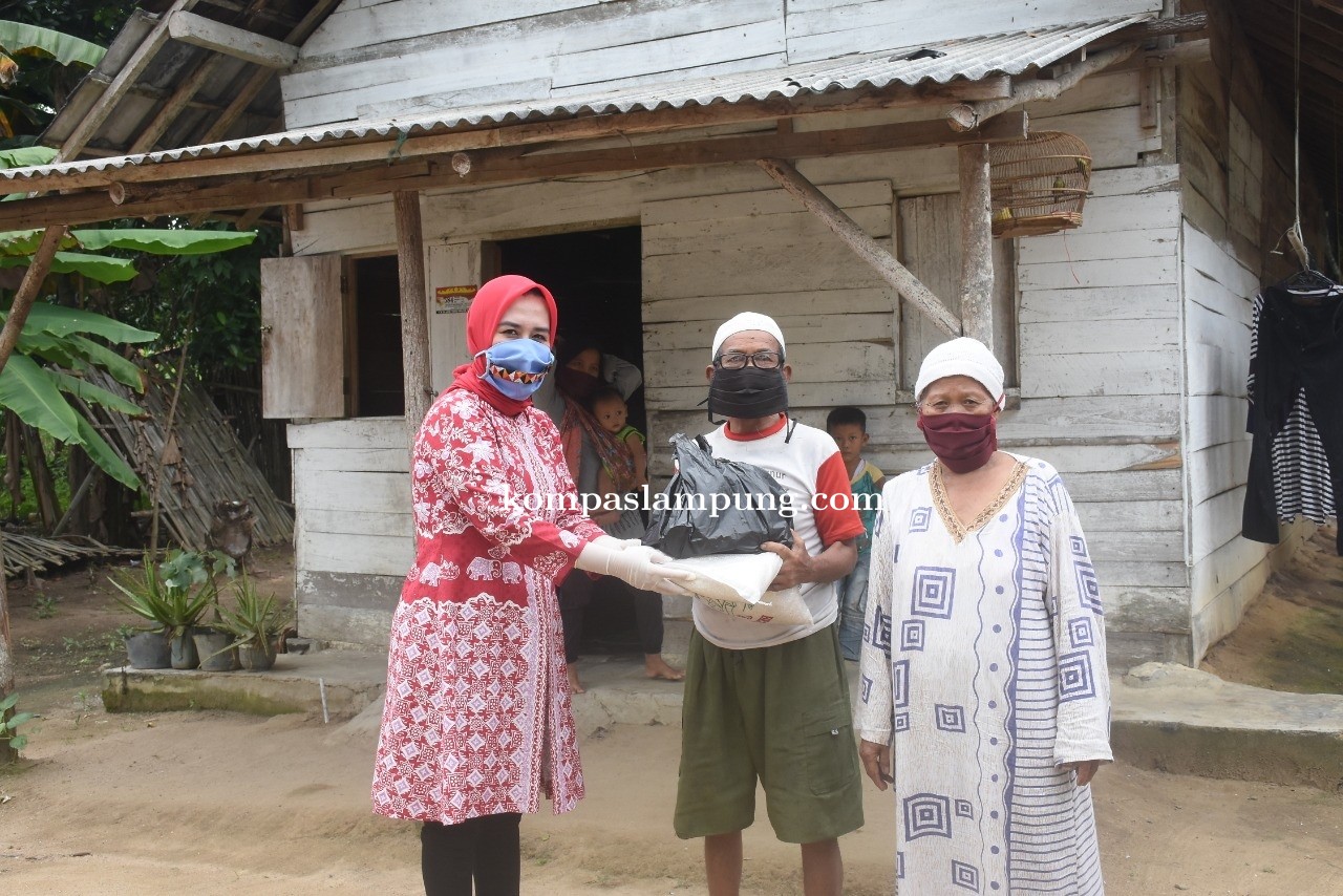 Ketua TP-PKK  Tubaba Ny Kornelia Umar Bagikan Sembako Pada Warga Bentuk Kepedulian Covid-19