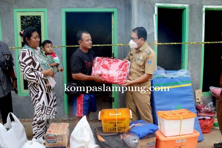 Walikota Metro Tinjau Korban Rumah Kebakaran