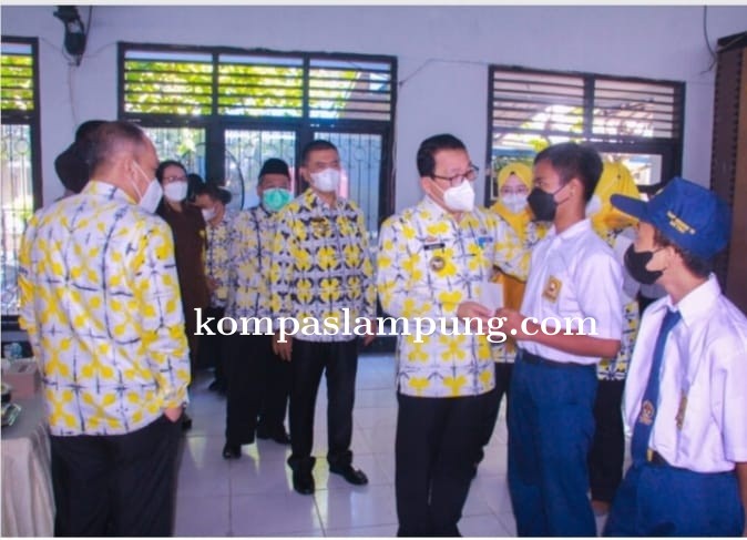 LD GNOTA Kota Metro, Beri Bantuan Siswa  Kurang Mampu