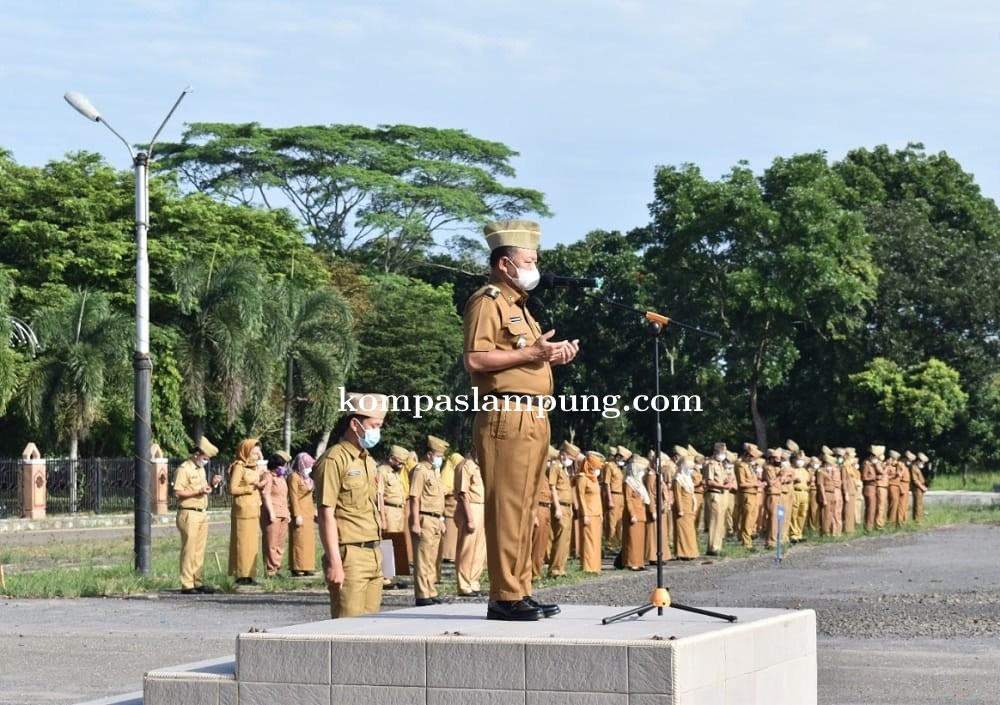 Bupati Lamtim  Pimpin  Apel Mingguan Di Lingkungan Pemkab 