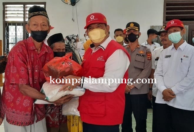 PMI Lamtim Beri Bantuan Masyarakat Yang Terkena Bencana Alam Angin Puting Beliung