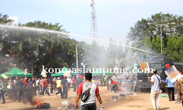 Tidak Puas, Ratusan Massa Unjuk Rasa di Depan Kantor KPU Metro