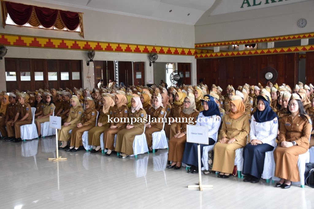 Walikota Metro Menyerahkan SK Pengangkatan CPNS Formasi Tahun 2018