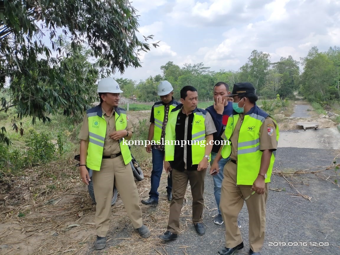 Dinas PUPR-DPRD Tinjau Perbaikan Jalan Yang Dikerjakan Oleh Pihak PT. Waskita Karya