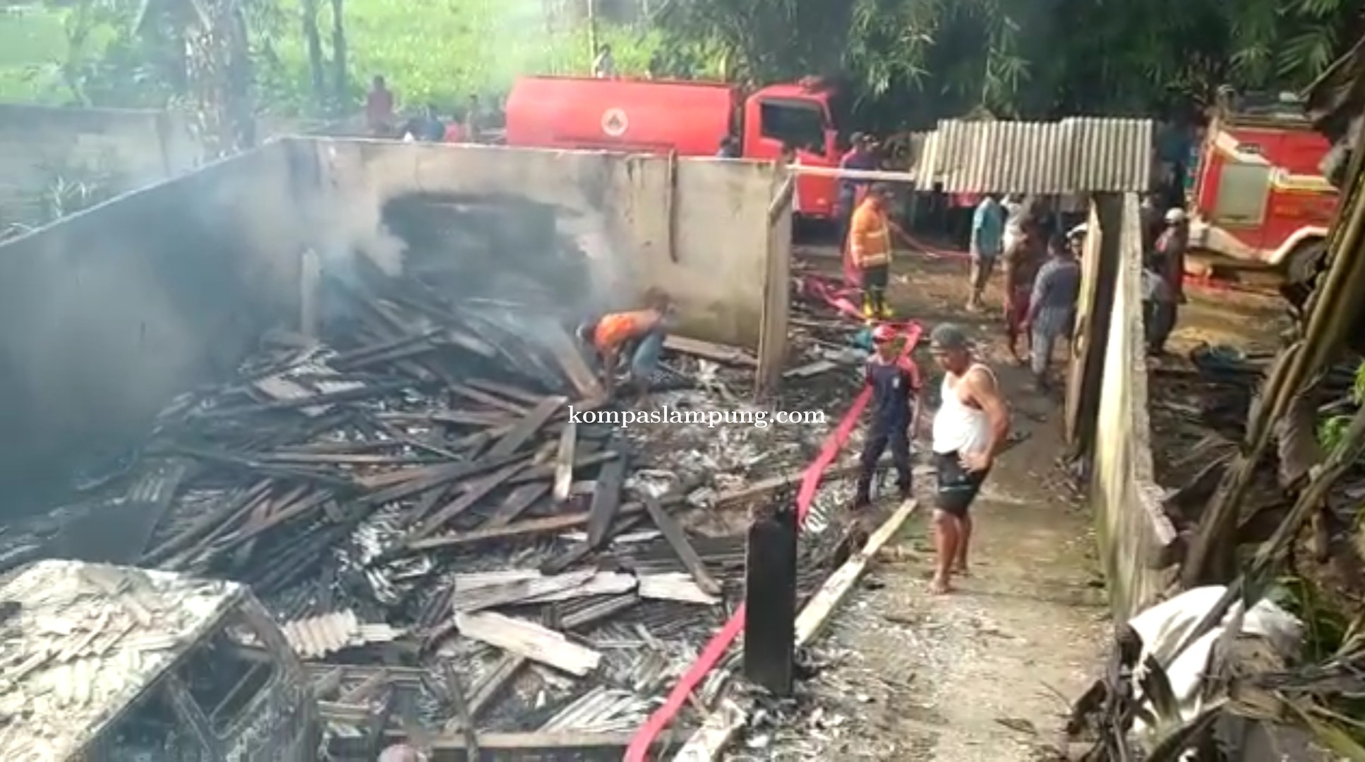 Satu Rumah di Desa Nampirejo Ludes Dilahap Api, Diduga Ada Percikan Api Menyambar Tanki Bensin