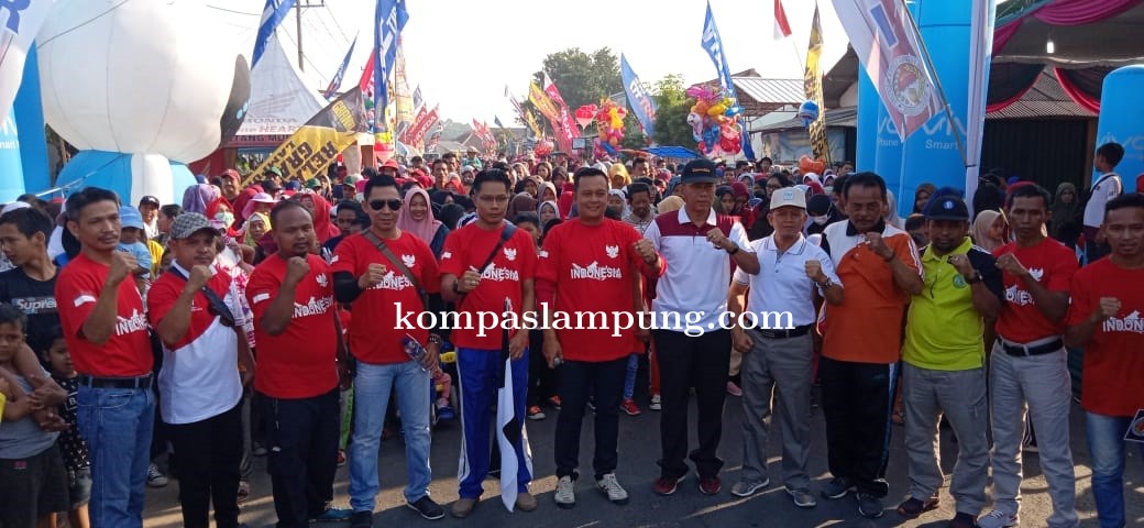 Kapolres Lampung Timur Melepas Peserta Jalan Sehat Di Banjarrejo