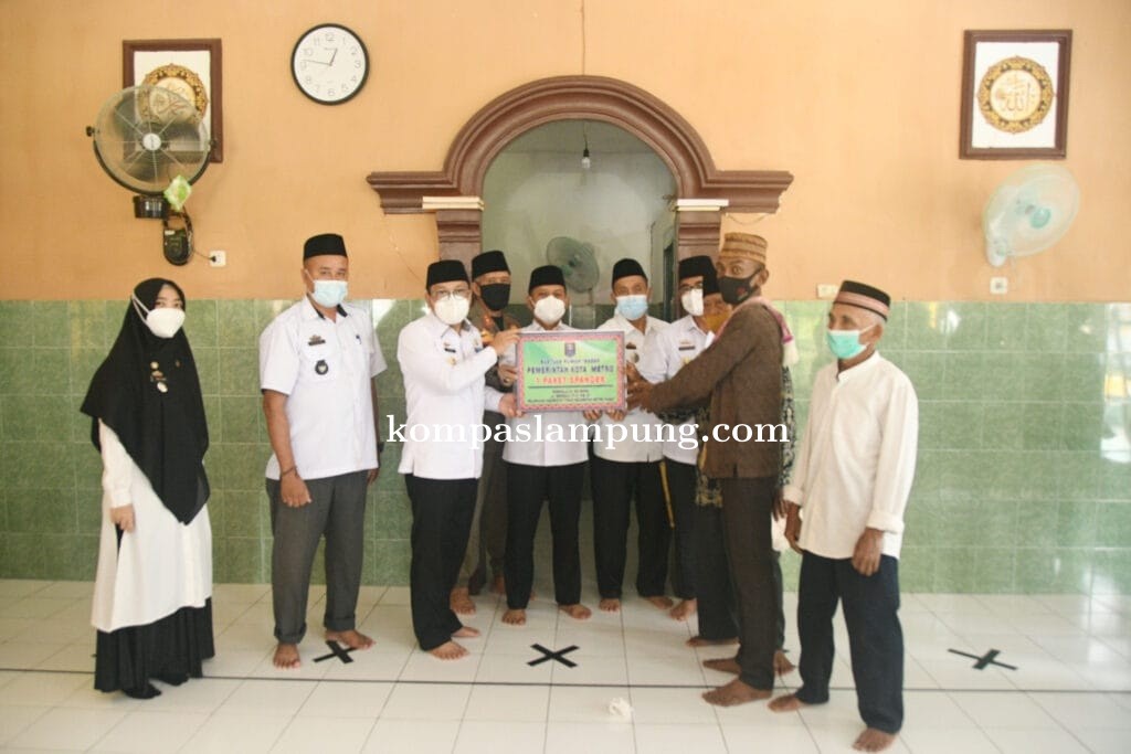 Walikota Metro Serahkan Bantuan Rumah Ibadah Di Musholla Al-Mukminin