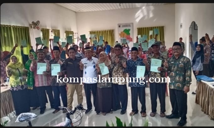 Bupati  M Dawam Rahardjo Bagikan Sertifikat Program PTSL Di Lampung Timur 