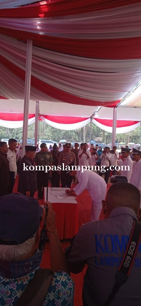 Plt. Bupati Lampung Selatan Lantik Kades Di Kecamatan Candipuro