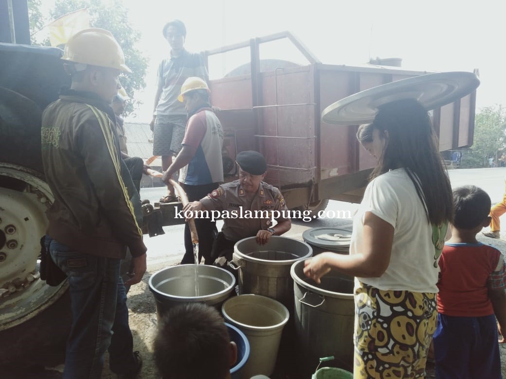 Polres Mesuji Bagikan Puluhan Tangki Air Bersih Kepada Masyarakat