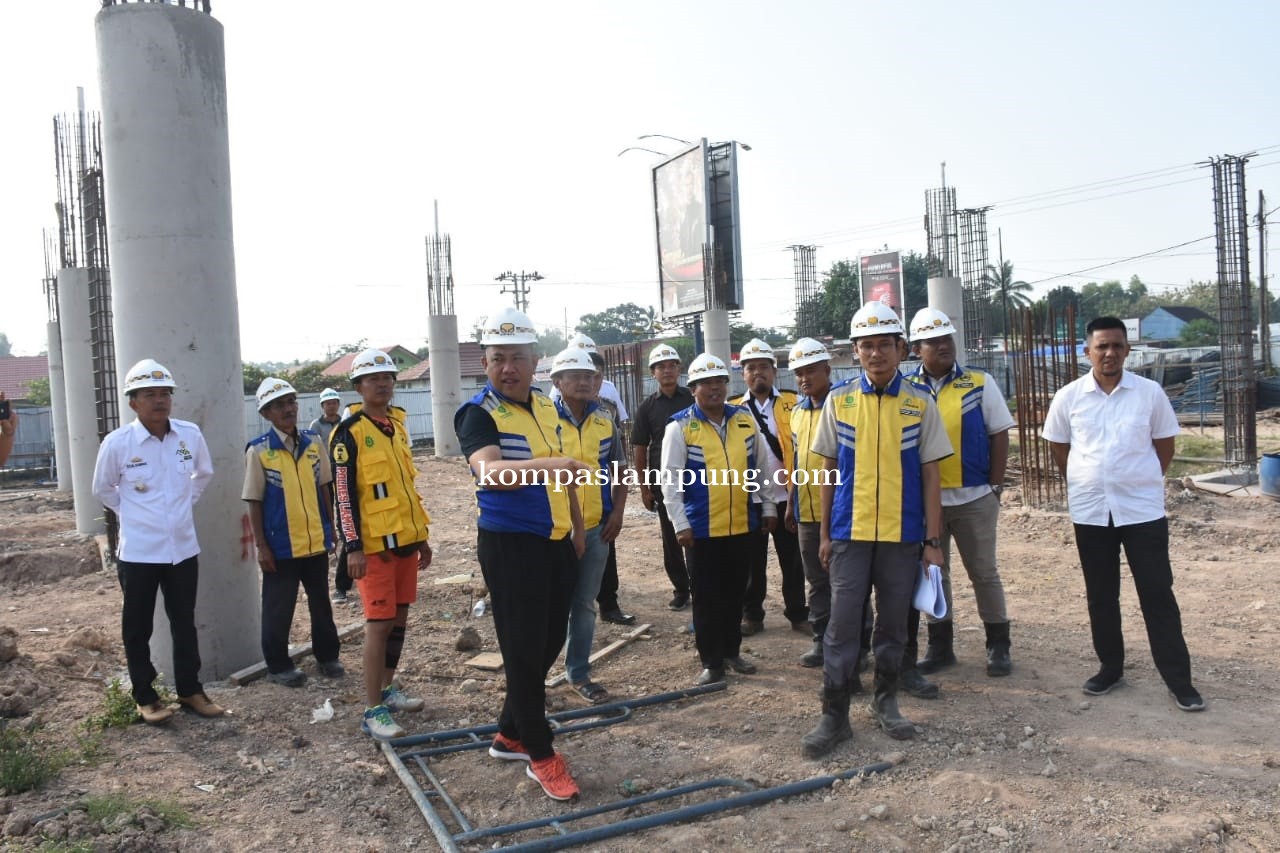 Bupati Umar Ahmad SP meninjau lansung pembagunan  pasar modern pulung kecana