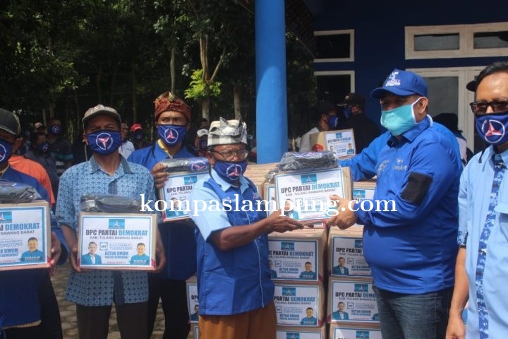 DFC Fraksi Partai Demokrat Tubaba Bagikan Sembako Berupa Mie Instant Pada Warga Terdampak Covid-19