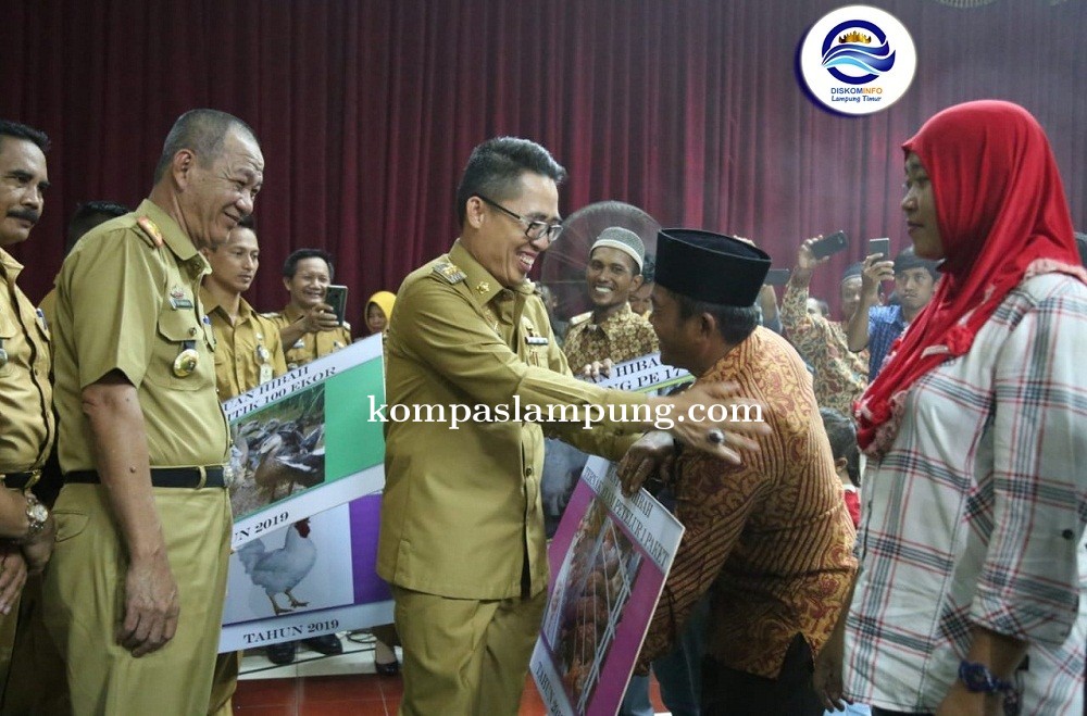 Bupati Zaiful Bokhari Serahkan Hibah Bantuan Bagi Kelompok Ternak Dan Ikan