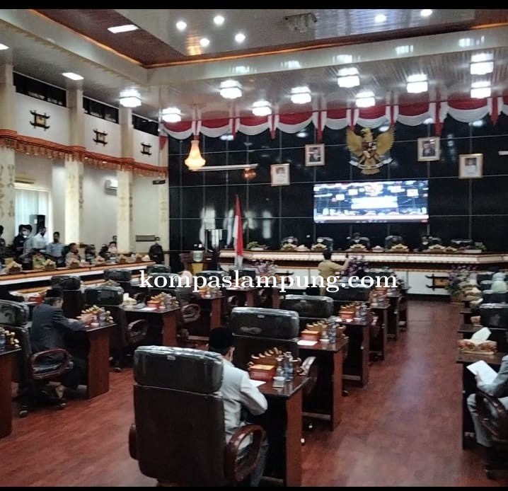 Rapat Paripurna DPRD  Dalam Penyampaian Raperda Kota Metro Tentang Perubahan APBD TA 2021