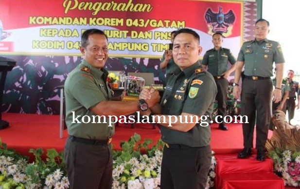 Personel TNI Lamtim Menerima Penghargaan Danrem